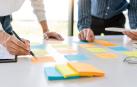 Una metodología ágil es una forma de desarrollo de proyectos caracterizada por un seguimiento continuo, flexible y periódico del trabajo