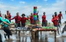 Los equipos se enfrentan en la prueba del Tronkoala en 'El Conquistador'