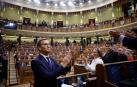 Alberto Núñez Feijoo, aplaudido por la bancada popular al final de su discurso de investidura