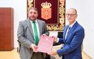 El presidente del Parlamento de Navarra, Unai Hualde, junto al fiscal superior de Navarra, Jaime Goyena