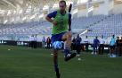 El presidente de la UEFA, Aleksander Ceferin, controla el balón en un encuentro organizado en el estadio de Limassol, Chipre, donde el organismo celebró el Comité Ejecutivo