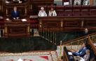 Alberto Núñez Feijóo, durante su intervención en la primera sesión del debate de su investidura en el Congreso ante la mirada de Pedro Sánchez