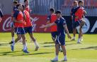 El entrenador del Atlético de Madrid, Diego Simeone dirige el entrenamiento