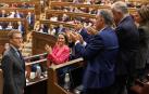El líder del PP y candidato a la Presidencia del Gobierno, Alberto Núñez Feijóo (i), durante el pleno de investidura del líder del Partido Popular, en el Congreso de los Diputados
