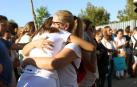 Dos mujeres se abrazan en el Instituto de Educación Secundaria (IES) Elena García Armada de Jerez de la Frontera, Cádiz, donde un menor ha herido a profesores y alumnos con un arma blanca