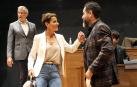 María Chivite saluda al socialista Ramón Alzórriz. Tras ellos, el vicepresidente Félix Taberna