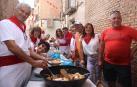 Integrantes de la peña La Calamidad degustan el calderillo con el que quedaron segundos en el concurso.