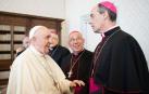 El papa Francisco con el obispo Bustillo en un reciente encuentro con arzobispos de Francia