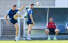David García (centro) junto a Unai García y Aitor Fernández durante el entrenamiento de este viernes en Tajonar