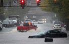 Un vehículo abandonado en la tormenta en el suburbi ode Mmaronech en el condado de Westchester, en Nueva York