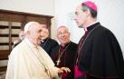 Francisco Javier Bustillo, que será nombrado hoy cardenal, saluda al Papa Francisco en una audiencia reciente