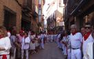 Numerosos vecinos escoltan a la imagen del patrón de Corella en su procesión por la ciudad