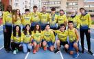 De izda. a dcha., de pie: Precious Isaac, Salma Laquidáin, Pablo Pérez, Martín Mateos, Gordon Fleming (entrenador), Aritz Goñi, con sus medallas, Carlos Santamaría, Félix Navarro (director técnico), Amaiur Monreal; agachados, Illargi Etxarri, Irati Antón, Irati Sánchez, Ekaitz Ganuza, Beñat Monreal e Iker Villanueva, la pasada semana en Larrabide