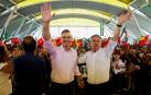 El presidente del Gobierno en funciones, Pedro Sánchez (i), junto a Juan Espadas (d), participa en un acto del PSOE en la Rinconada (Sevilla)
