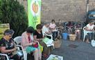 Vecinos y residentes desgranan pochas en la residencia de Sangüesa.