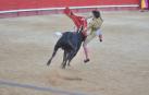 El novillero navarro Bruno Martínez recibe una cornada al entrara matar al novillo Alondro nº 6 de la ganadería de Emilio Galán Trilla en la novillada sin picadores celebrada en Sangüesa el 30 septiembre 2023.  Foto: Mariano Pascal