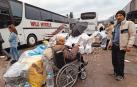 Un grupo de desplazados espera en la salida forzosa de Nagorno Karabaj