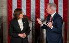 La vicepresidenta de los Estados Unidos, Kamala Harris, conversa con el presidente de la Cámara de Representantes de los Estados Unidos, Kevin McCarthy
