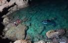 Imagen del vehículo tras caer del acantilado y hundirse en el mar