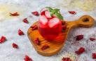 Té de hibisco frío con hojas de albahaca y hielo