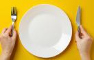 Un plato con cubiertos
