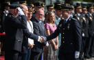 Autoridades saludan a un policía homenajeado.