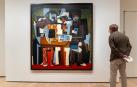 Visitantes observan obras expuestas en la muestra 'Picasso in Fontainebleau' del artista Pablo Picasso, en el Museum of Modern Art