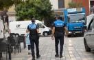 Dos agentes municipales, en la calle Herrerías de Tudela