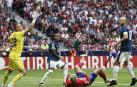 Antoine Griezmann observa desde el suelo cómo su chilena se convierte en el 2-2
