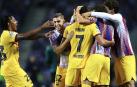 Los jugadores del Barcelona felicitan a Ferrán Martínez, autor del 0-1