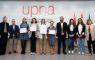 Finalistas y premiadas en el Grado en Enfermería, junto con las autoridades académicas. De izda. a dcha., Olga López de Dicastillo, Javier Montalvo, Leire Elizalde (finalista), Rut Aranaz (finalista), María Esther Salgado (finalista), Mailen Moyano (ganadora), José Javier López Goñi (responsable académico del Grado en Psicología) y Leire leza González, Paula Baeza Gozalo y María Teresa Sanz de Acedo (integrantes del jurado del premio)
