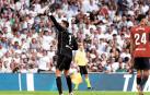 Sergio Herrera se disculpa con la grada del Bernabéu tras encararse y celebrar su parada en el penalti. El equipo ya perdía 4-0