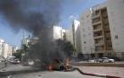 Un coche en llamas tras un ataque con cohetes desde la Franja de Gaza en Ashkelon, al sur de Israel.