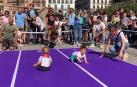 Este sábado la Asociación Navarra de Autismo ha celebrado la I Carrera de Gateo. Bebés comprendidos entre los 8 y 15 meses acompañados de una persona, han afrontado los primeros metros de iniciación al deporte en la plaza del Castillo