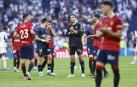Los jugadores de Osasuna aplauden a su afición desplazada al Santiago Bernabéu