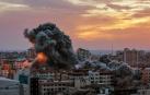 El humo se eleva después de que aviones de combate israelíes atacaran la torre Palestina en la ciudad de Gaza