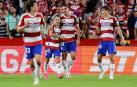 Los jugadores del Granada felicitan a Bryan Zaragoza tras uno de los goles que anotó contra el Barça
