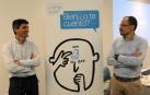 Por la izda: Gorka Moreno Arnedillo (psicólogo de Empresas Saludables de Mutua Navarra) y Javier Igea  Larráyoz (director del Área de Empresas Saludables) con el logotipo de la campaña ‘Bien, ¿o te cuento?’.