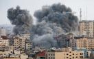 Uno de los bombardeos israelíes sobre la superpoblada Gaza deja enormes columnas de humo