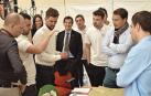El consejero de Desarrollo Económico, Mikel Irujo, rodeado de responsables y técnicos de Aldakin