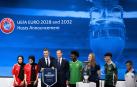 El presidente de la UEFA, Aleksander Ceferin, muestra el nombre del Reino Unido e Irlanda elegidos para albergar la Eurocopa 2028 junto a Gareth Bale, futbolista galés y embajador durante la ceremonia de anuncio de los países organizadores