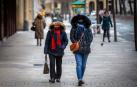 Dos personas caminan abrigadas en Pamplona el pasado mes de febrero