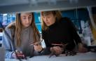 Estudiantes trabajando en un laboratorio