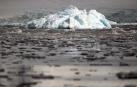Trozos de hielo flotan cerca de la Bahía Fournier,en la Antártida