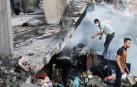 Varias personas buscan supervivientes en un edificio destruido en Khan Younis, al sur de Gaza