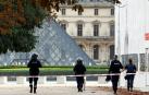 Policías franceses, en el exterior del Museo del Louvre, cerrado por motivos de seguridad este sábado