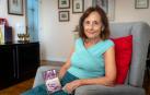 Esperanza Artigas Ramo, de 73 años, muestra en el salón de su casa del barrio de San Juan una foto de la tumba de su hijo Álvaro.