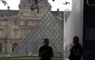 Policías en las inmediaciones del Louvre, que ha reabierto sus puertas este domingo