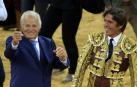 Manuel Benítez le corta la coleta a su hijo, Manuel Díaz 'el Cordobés' tras terminar su última corrida de toros, a 15 de octubre de 2023