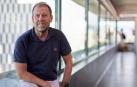 El arquitecto y presidente del COAVN en Navarra, Santiago Iribarren, en uno de los ventanales de la sede del colegio con vistas a la plaza de la Constitución